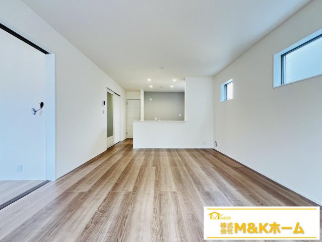 知多市梅が丘1丁目　全3棟　1号棟の居間・リビング|LDK16帖☆　24時間換気システム搭載♪