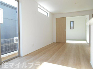 【居間・リビング】 | 郡山市大槻町室ノ木新築一戸建て1棟 | こちらの居間で趣味の時間をお楽しみください