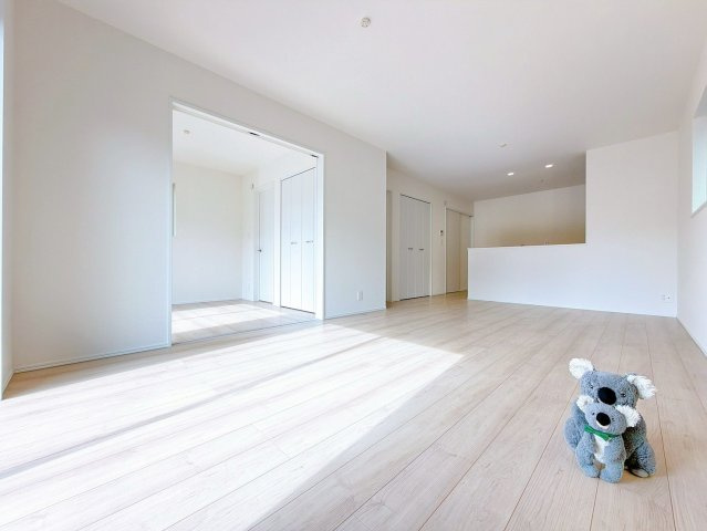 【居間・リビング】 | 高崎市石原町　新築住宅 | 開放感あふれるリビング・ダイニングは、光と風を感じながら過ごせる心地よい空間。インテリアの映える落ち着いたデザインで、ゆとりある毎日を演出します。
