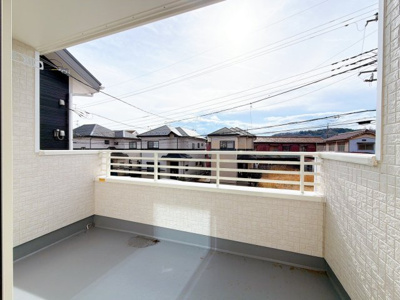 【バルコニー】 | 高崎市石原町　新築住宅 | 陽光がたっぷり差し込むバルコニーは、家族のくつろぎぎ空間。グリーンを飾ったりチェアを置いて読書を楽しむなど、自分だけのアウトドアリビングとしても活用できます。