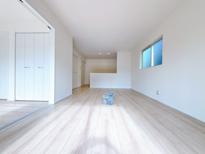 【居間・リビング】 | 高崎市石原町　新築住宅 | 開放感あふれるリビング・ダイニングは、光と風を感じながら過ごせる心地よい空間。インテリアの映える落ち着いたデザインで、ゆとりある毎日を演出します。