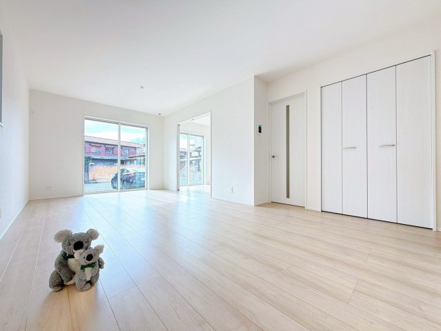 【居間・リビング】 | 高崎市石原町　新築住宅 | リビングには大きな収納付き！
パントリーとしても、クローゼットとしてもお使いいただけます。