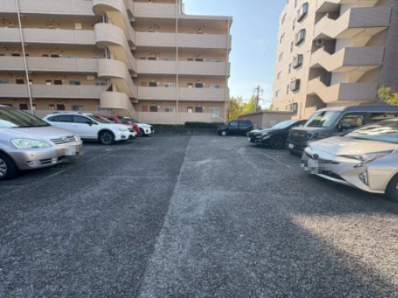 多摩市馬引沢２丁目の賃貸マンションの駐車場