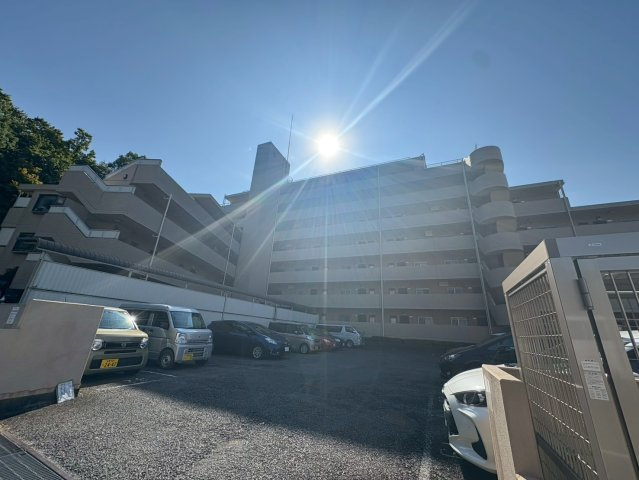 多摩市馬引沢２丁目の賃貸マンションの駐車場