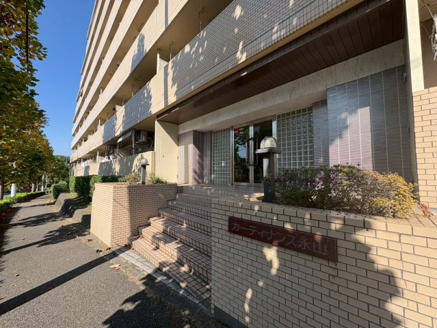 多摩市馬引沢２丁目の賃貸マンションのエントランス