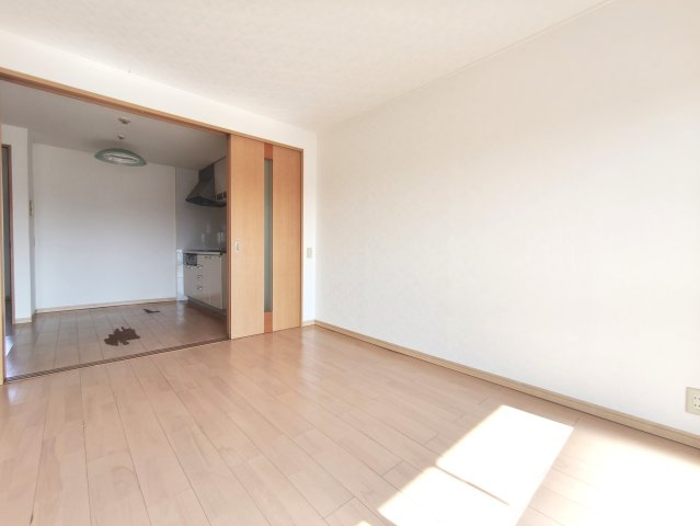 エレガンス竹の塚の洋室|続間を開くと、とっても広々なリビングになります！
