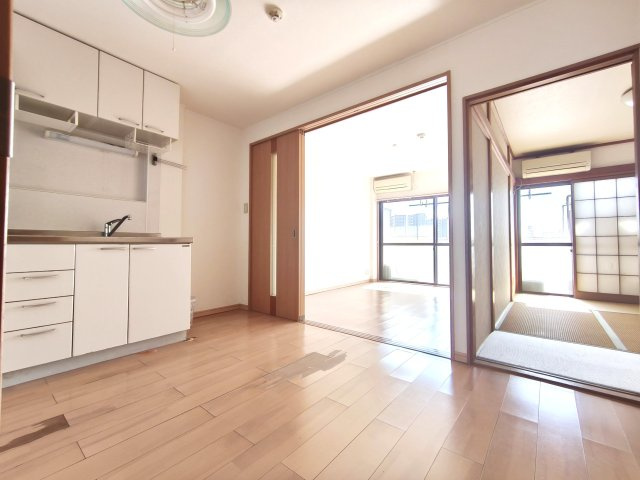 エレガンス竹の塚のキッチン|電気つけなくてもこんなに明るい！