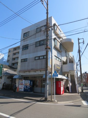 横浜市鶴見区仲通１丁目のビル