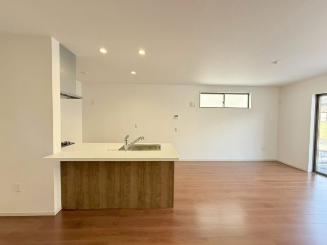 山田車塚町　Ⅲ期１号地の居間・リビング|【１号地】
まずは実際におうちを見てみませんか？お写真だけではわからない、広さや雰囲気など実際にみて体感しましょう♪当日ご見学希望も大歓迎！（R8.3撮影）