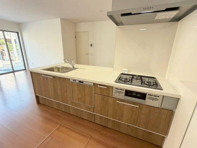 山田車塚町　Ⅲ期１号地のキッチン|【１号地】
食器洗乾燥機や3コンロ、グリルが備え付けのシステムキッチンで毎日のお料理が楽しめちゃう！（R8.3撮影）