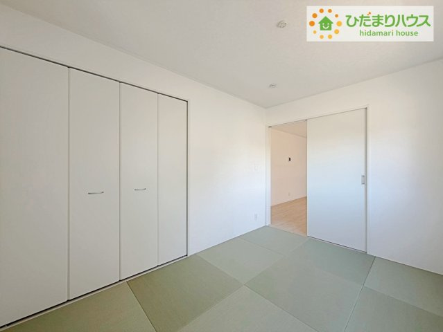ひたちなか市平磯町第2　新築戸建　1号棟の和室|扉を閉じれば来客用のお部屋として。開いて広い空間を作れば、お子様の遊び部屋として使えます！