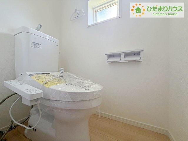 ひたちなか市平磯町第2　新築戸建　1号棟のトイレ|小窓が付いているので、トイレも明るい空間になっております♪