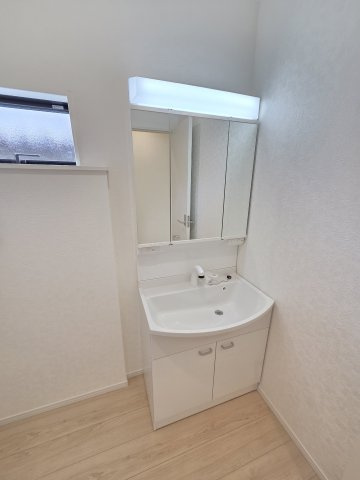 新築　伊勢崎市境米岡第3　1号棟　Cradle Gardenの洗面所|現地写真　洗面化粧台は嬉しい三面鏡！隠せる収納としても重宝しますね！