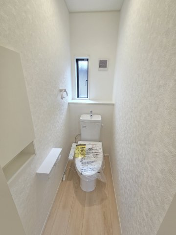 新築　伊勢崎市境米岡第3　1号棟　Cradle Gardenのトイレ|現地写真　トイレは洗浄機能付きです！壁面収納も嬉しいですね♪