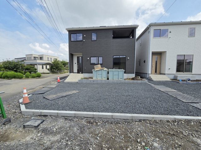 新築　伊勢崎市境米岡第3　1号棟　Cradle Gardenの駐車場|現地写真　駐車は建物南側に並列3台可能です！