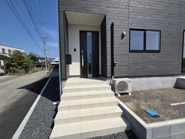 新築　伊勢崎市境米岡第3　1号棟　Cradle Gardenの玄関|現地写真　TVモニタードアホン付きなので防犯面も安心です！