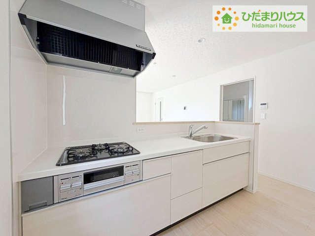 ひたちなか市平磯町第2　新築戸建　2号棟のキッチン|3口コンロでお料理する時間も短くなりそうですね(*‘∀‘)