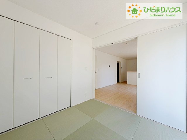ひたちなか市平磯町第2　新築戸建　2号棟の和室|扉を閉じれば来客用のお部屋として。開いて広い空間を作れば、お子様の遊び部屋として使えます！