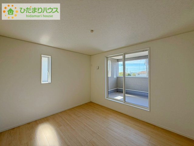 ひたちなか市平磯町第2　新築戸建　3号棟の寝室|バルコニーに面していて、たっぷり光りの入る明るい主寝室です！