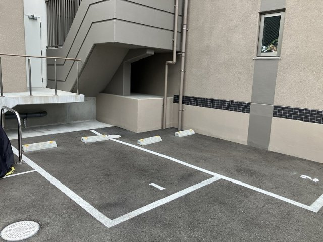 ロイス南茨木の駐車場
