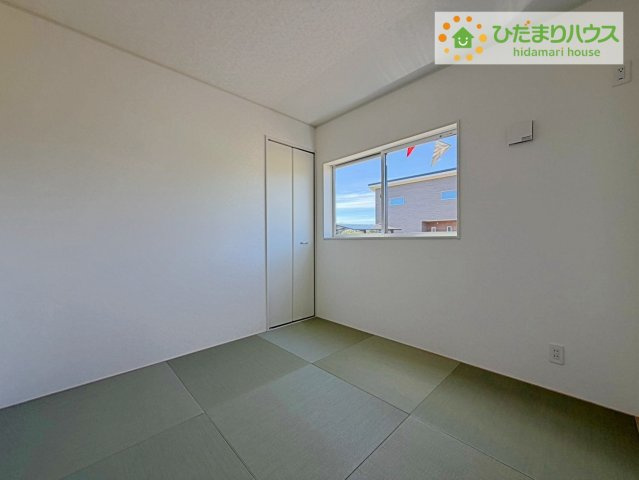 ひたちなか市平磯町第2　新築戸建　4号棟の和室|扉を閉じれば来客用のお部屋として。開いて広い空間を作れば、お子様の遊び部屋として使えます！