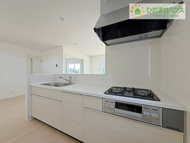 ひたちなか市平磯町第2　新築戸建　4号棟のキッチン|3口コンロと収納豊富なキッチンで、ママの毎日のお料理もはかどります☆