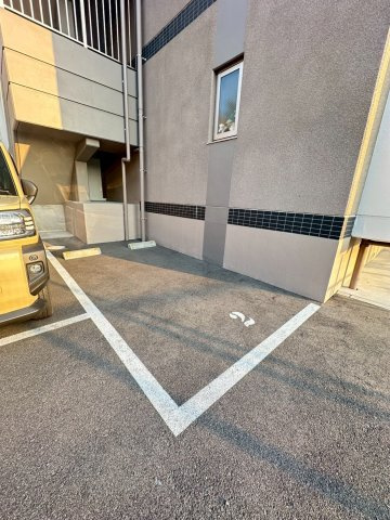 ロイス南茨木の駐車場