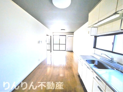 【居間・リビング】 | コーポマルハA・B・C | こちらのリビングで趣味の時間をお楽しみください