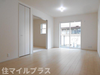 【居間・リビング】 | 郡山市安積荒井3丁目新築一戸建て2棟 | ゆったり過ごせるリビングです