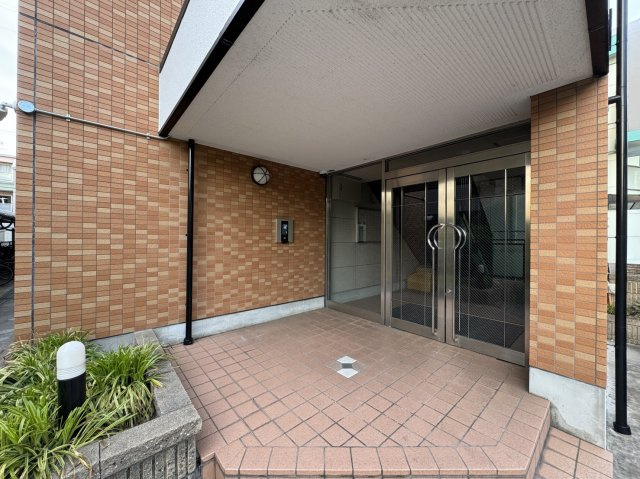 ジュネスO.C.Uのエントランス