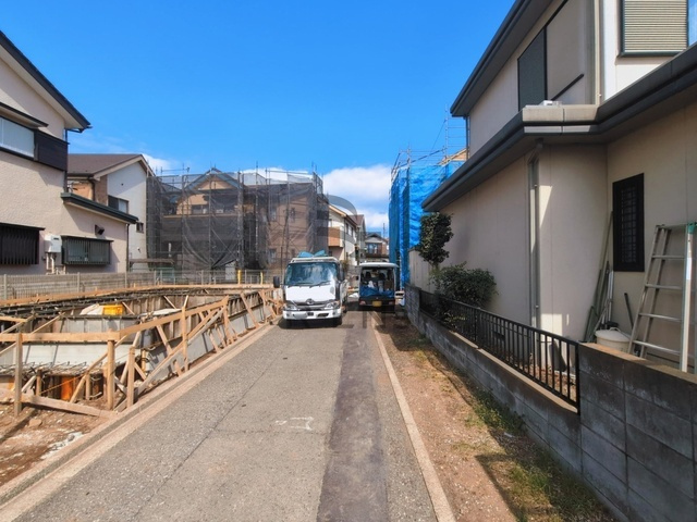 【前面道路含む現地写真】 | 西東京市泉町１丁目　新築戸建て　１号棟 | 落ち着いた低層住宅街の一角、静かな暮らしを送れます