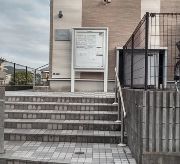 柏市弥生町のアパートのエントランス