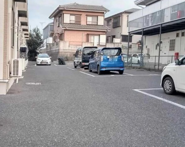柏市弥生町のアパートの駐車場
