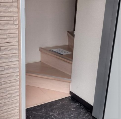 柏市弥生町のアパートの玄関