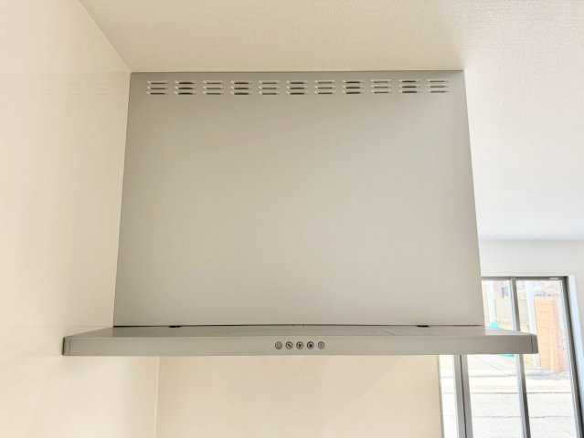 山田車塚町　Ⅲ期２号地のその他|【レンジフード】
お料理中の煙やにおいを吸収し、照明で手元を照らしてくれます♪