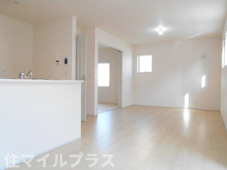 【居間・リビング】 | 郡山市安積荒井3丁目新築一戸建て2棟 | ゆったり過ごせる居間です