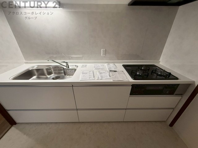 独立型システムキッチンは集中して調理できること、油や煙がリビング・ダイニングに広がりにくいこと、収納スペースを確保しやすいことなど様々なメリットがあります。