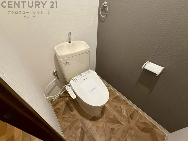 温水洗浄便座付トイレは温水洗浄機能により、暖かい水でおしりを洗浄することができ、冷たい水を使う従来の便座に比べ、温水洗浄機能で暖かいトイレを提供し、快適な使用を可能にします。