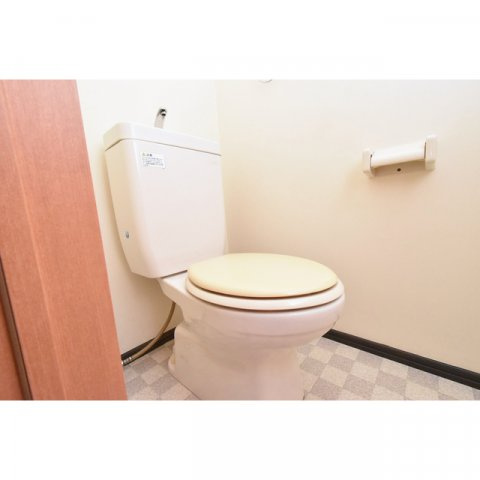 ロイヤルハイツB棟のトイレ|落ち着いたトイレです※同タイプのお部屋になります。