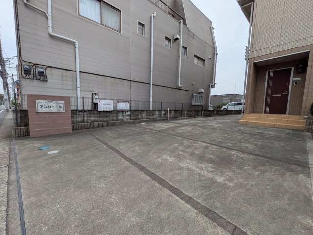 アンジュールの駐車場