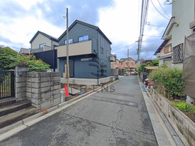 【前面道路含む現地写真】 | 西東京市泉町１丁目　新築戸建て　２号棟 | 落ち着いた低層住宅街の一角、静かな暮らしを送れます