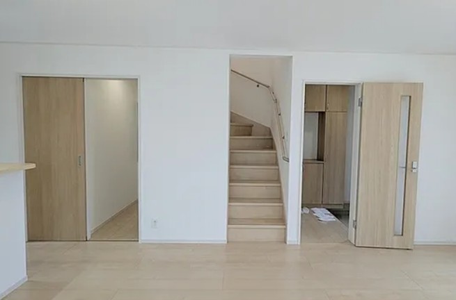 【中古】川越市豊田町中古住宅の居間・リビング|家族の挨拶も自然と増えるリビングイン階段