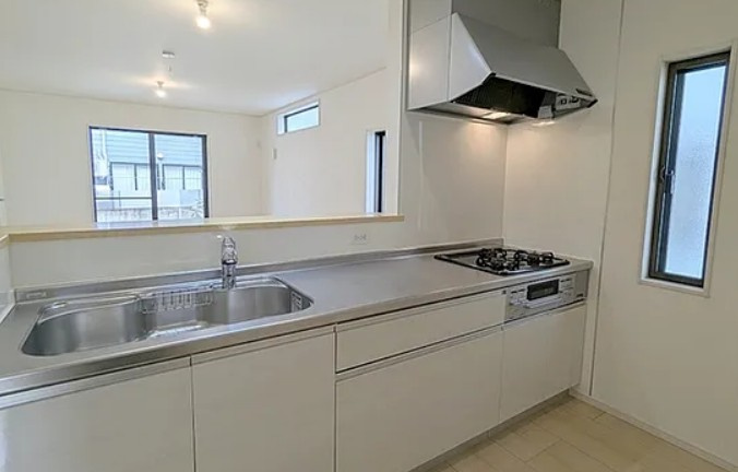 【中古】川越市豊田町中古住宅のキッチン|対面式のシステムキッチンでお料理をしながらリビングを見渡せます☆