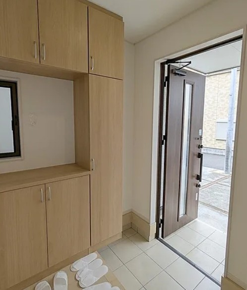 【中古】川越市豊田町中古住宅の玄関|シューズもたくさん収納できます！明るい玄関ホール♪