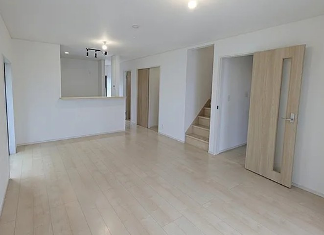 【中古】川越市豊田町中古住宅の居間・リビング|18帖のゆとりあるLDK