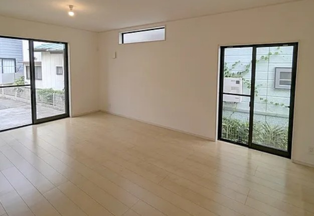 【中古】川越市豊田町中古住宅の居間・リビング|窓も大きく採光・採風しっかりとれています