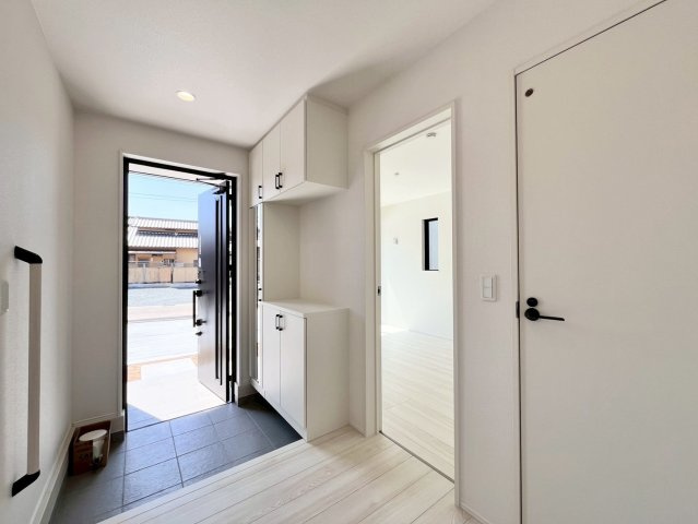 亀山市山下町 第1期 新築戸建【全3棟】の玄関