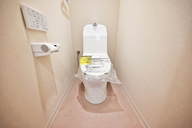 伊丹中央シティハウスのトイレ|一年を通して快適に利用できる温水洗浄便座付きトイレです。