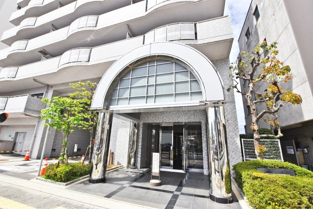 伊丹中央シティハウスのエントランス|マンションの顔であるエントランスになります。アーチ状の屋根が目を引くデザインです。