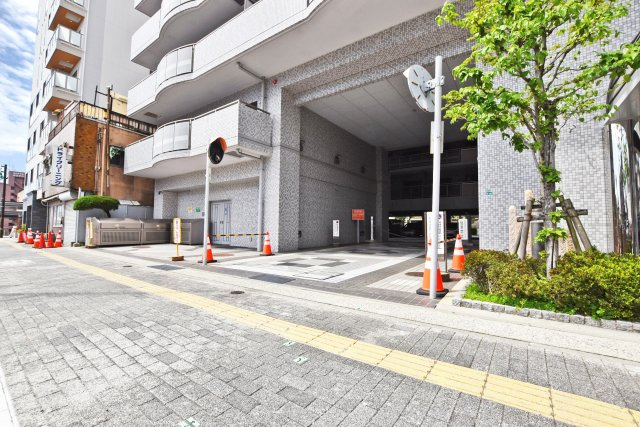 伊丹中央シティハウスの駐車場|敷地内駐車場入り口になります。